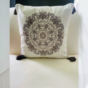 New! VILLA LUGANO TASSEL EMBROIDERED ACCENT PILLOW INSERT INCLUDED 18x18